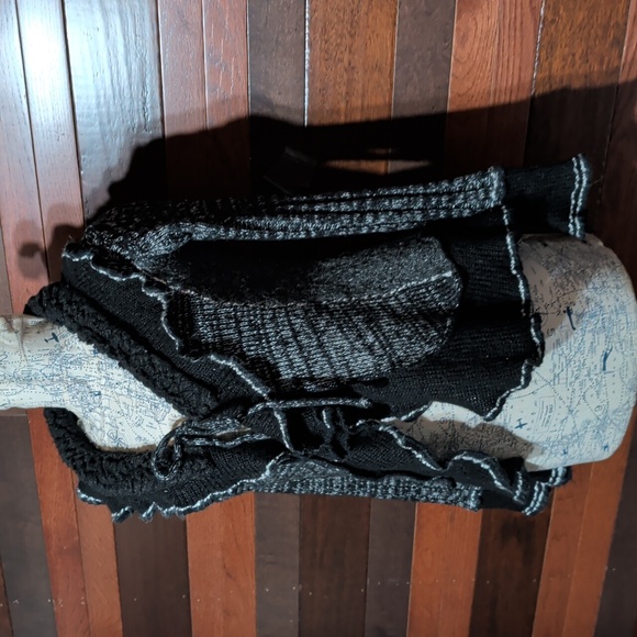 Sioni Women's Black and Gray Sweater - Picture 5 of 10